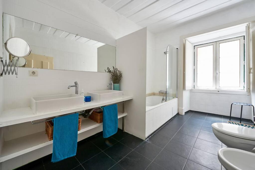 Stunning Apartment Near Chiado Lisboa Ngoại thất bức ảnh
